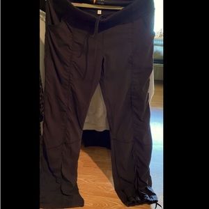 Lucy lightweight black size med pants.